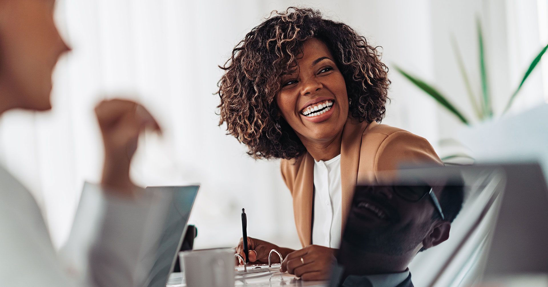 Woman Smiling Mit Leichtigkeit und Freude in Krypto investieren